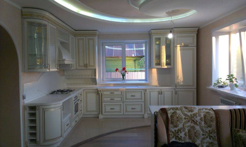 угловая кухня в классическом стиле в Кургане