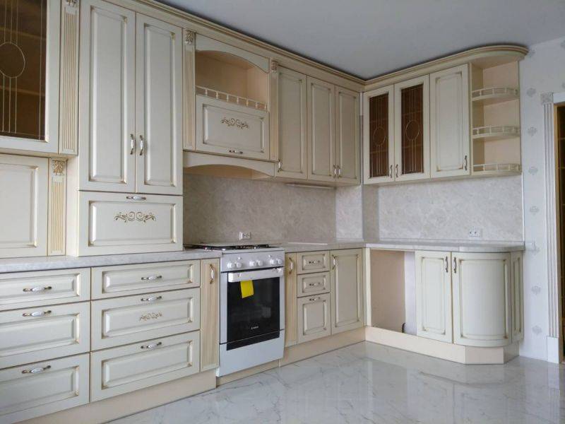 угловая кухня в классическом стиле в Кургане