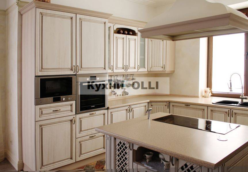 угловая кухня с островом в Кургане