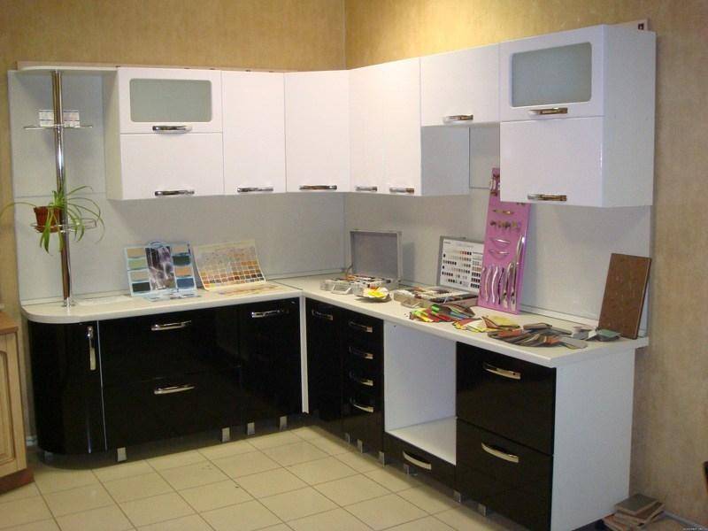 угловая кухня с витриной в Кургане