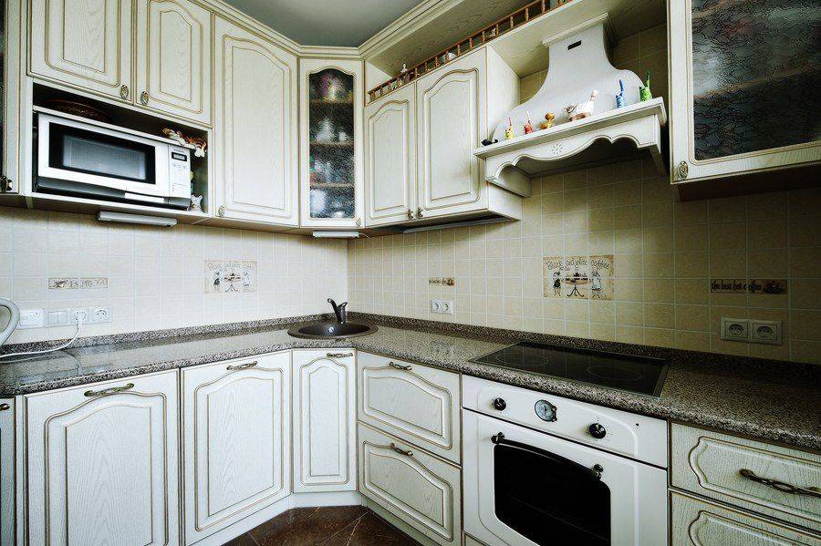 угловая кухня с патиной в Кургане