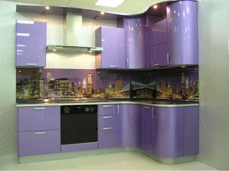 угловая кухня с гнутым фасадом в Кургане
