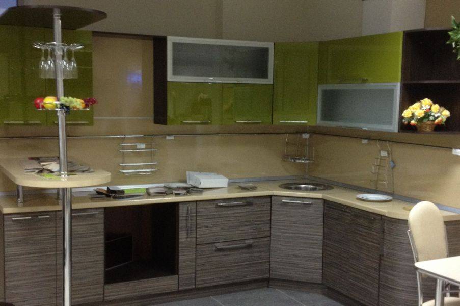 угловая кухня с барной стойкой в Кургане