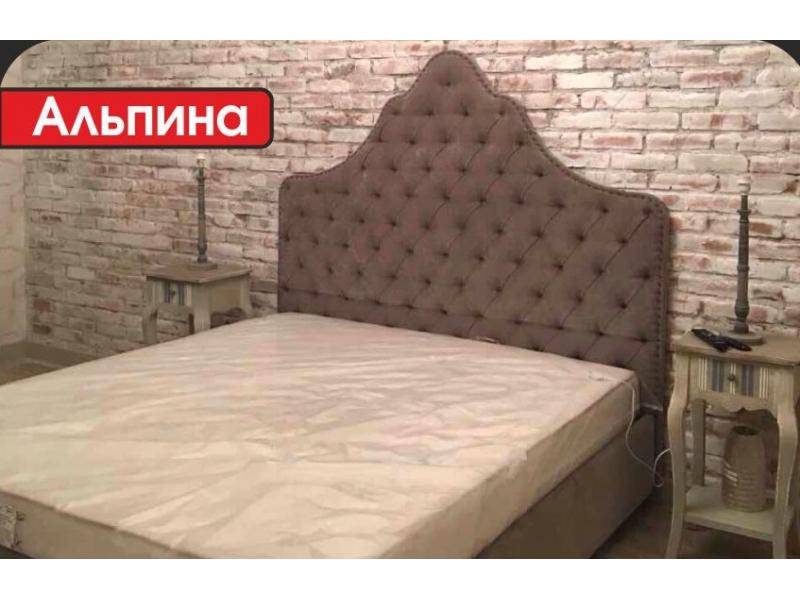кровать с высоким изголовьем альпина в Кургане