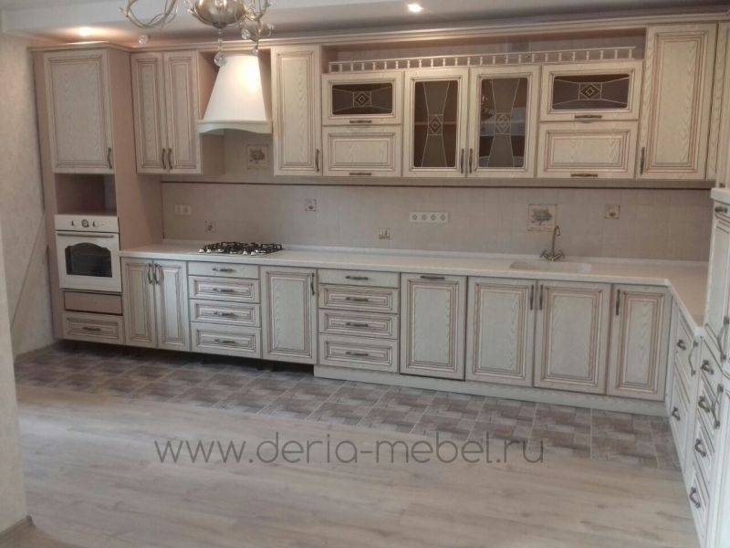 большая угловая кухня в классическом стиле в Кургане