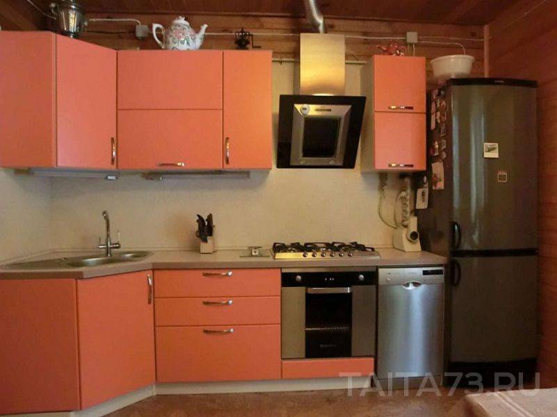 угловая кухня с матовыми фасадами в Кургане