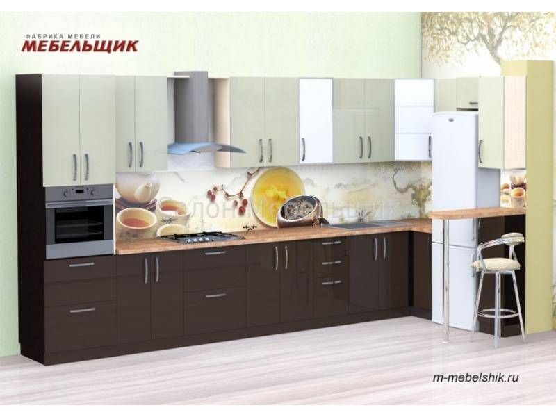 простая кухня с пластиковыми фасадами в Кургане