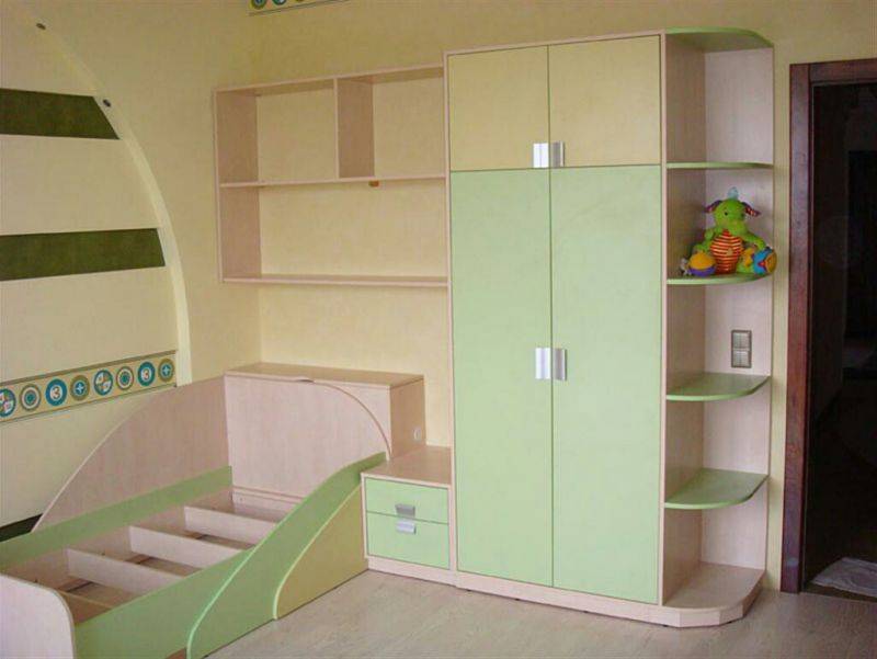 детская кровать и шкаф в Кургане