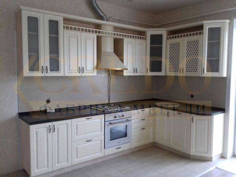угловая кухня в классическом стиле в Кургане