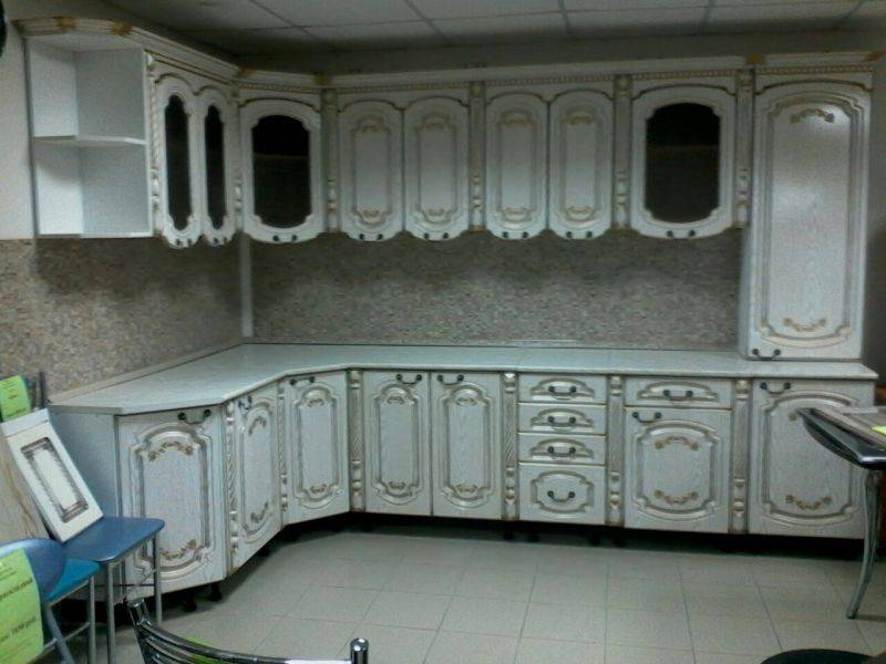 угловая кухня в классическом стиле в Кургане