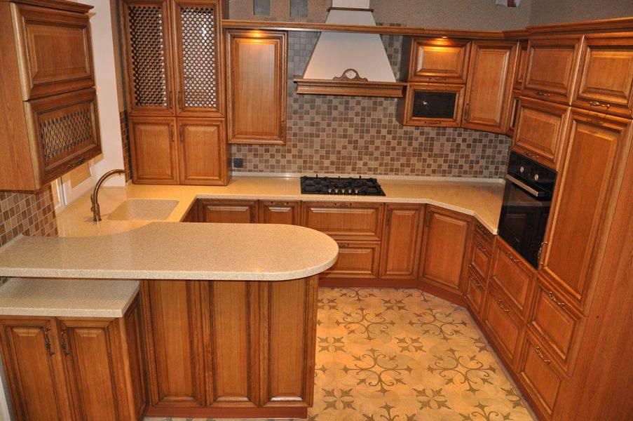 кухня с фасадом из массива дуба в Кургане