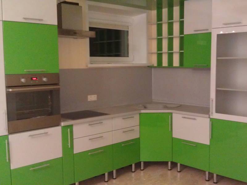 угловая зеленая кухня в Кургане