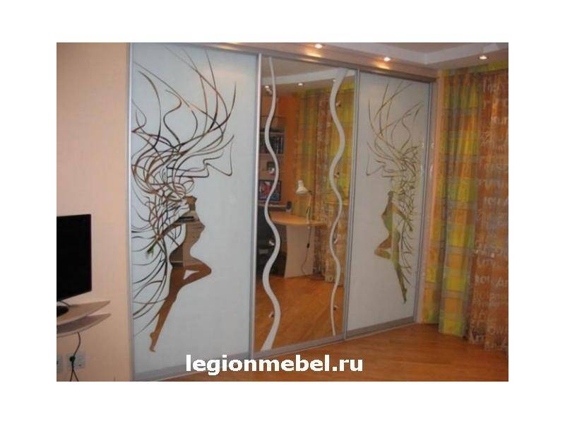 шкаф с матовыми стеклами в Кургане