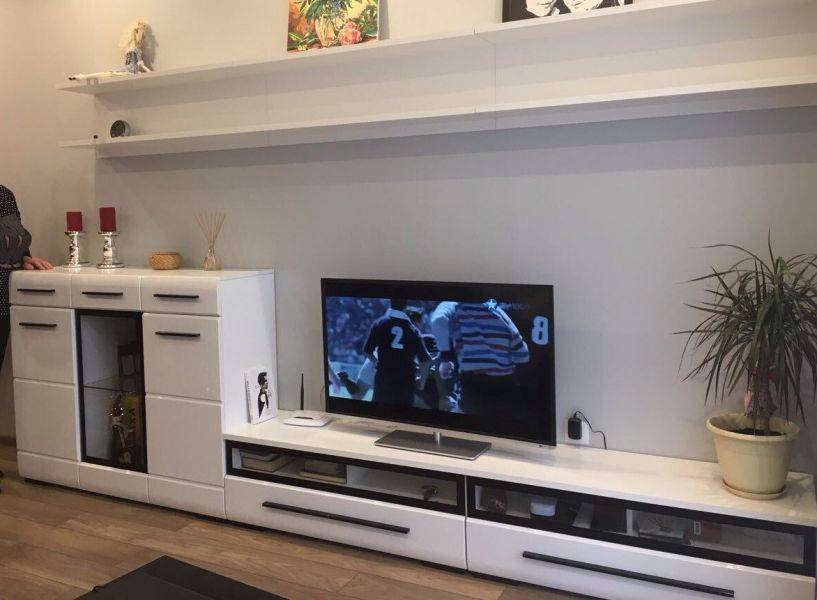 современная белая гостиная в Кургане