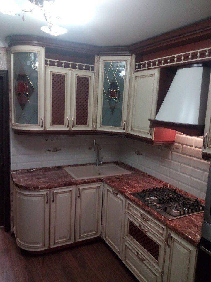 угловая маленькая кухня в Кургане