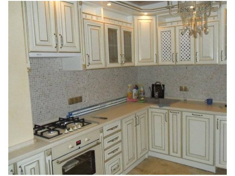 угловая кухня в классическом стиле в Кургане