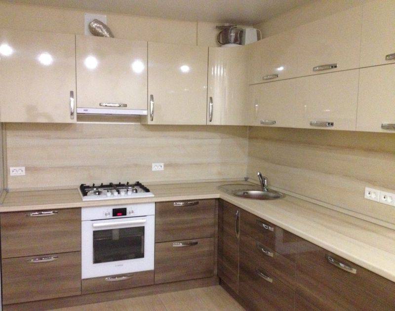бежевая угловая кухня в Кургане