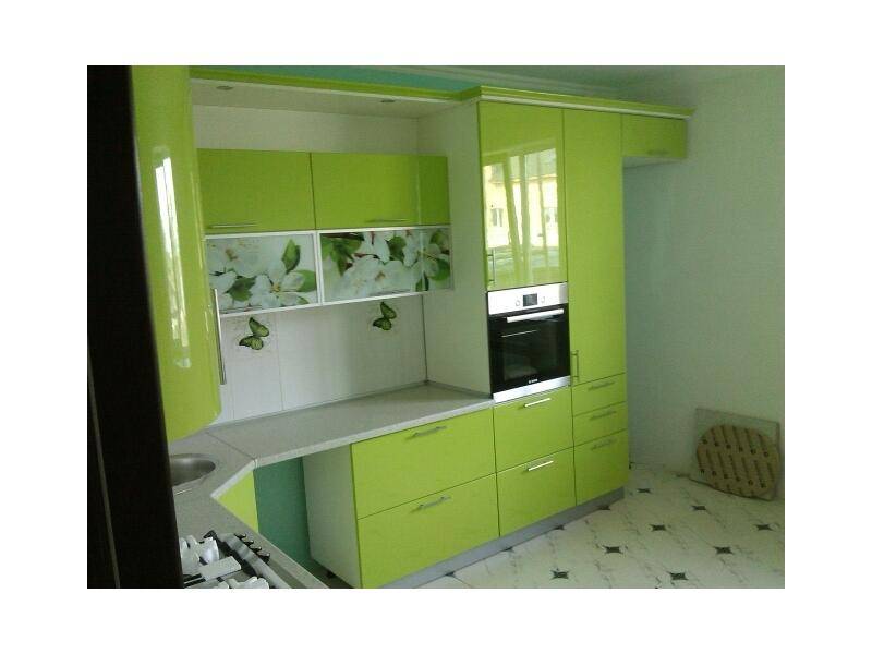 угловая зеленая кухня в Кургане
