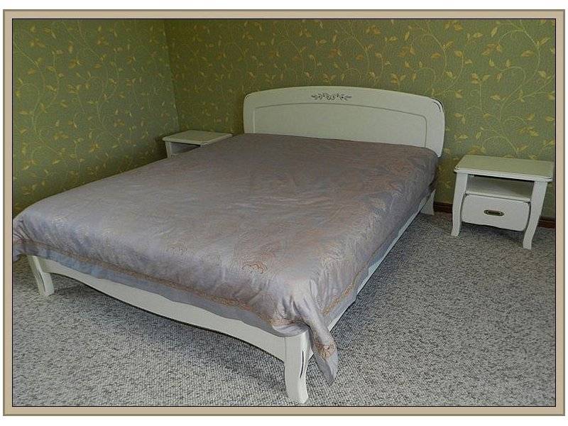 белая кровать из дерева в Кургане