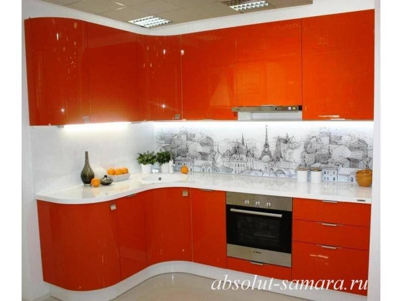 угловая кухня с плавными фасадами в Кургане