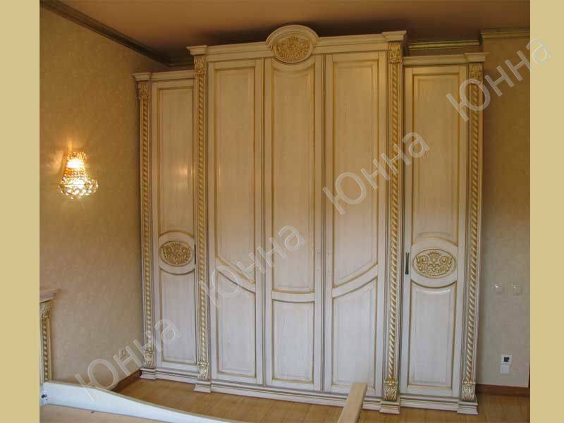 красивый светлый шкаф из дерева в Кургане