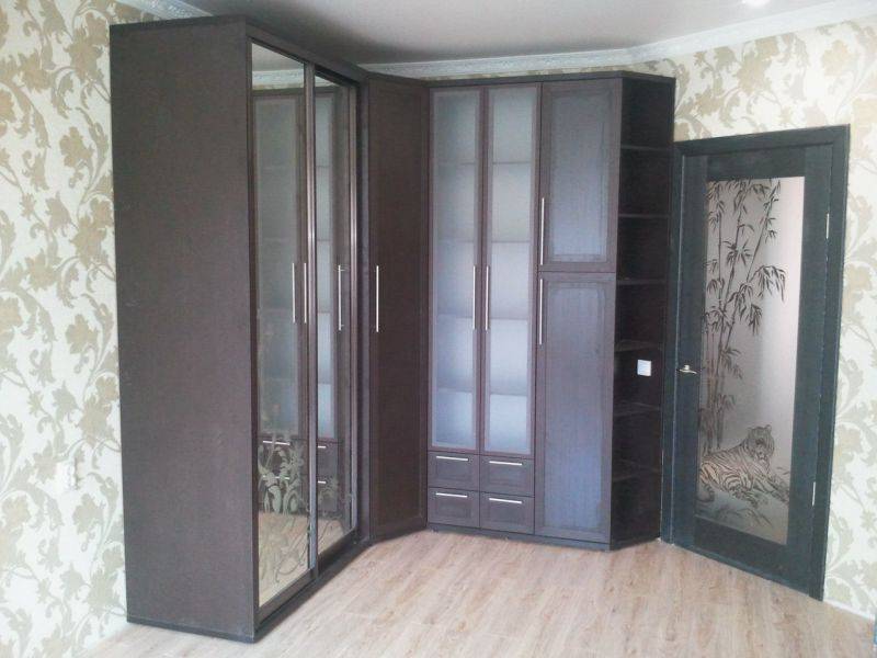 большой угловой шкаф в коридор в Кургане