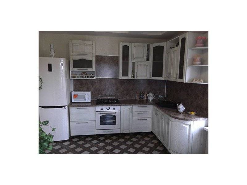 светлая угловая кухня в Кургане