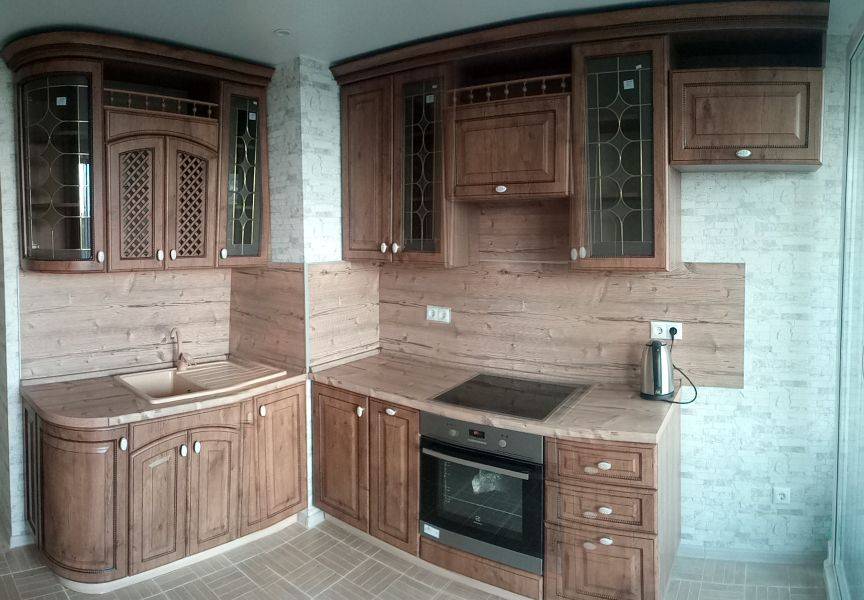 компактная кухня в классическом стиле в Кургане