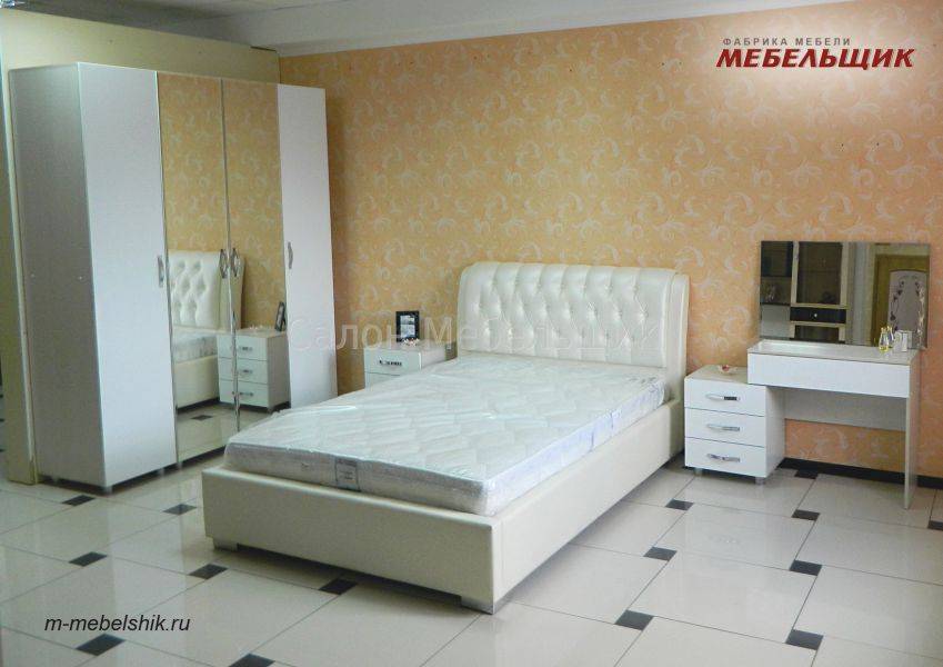 спальный гарнитур с кроватью из кожзама в Кургане