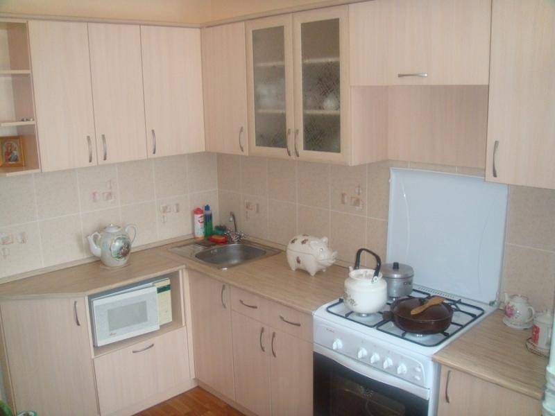 угловая бежевая кухня в Кургане
