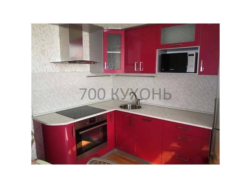 яркая угловая кухня в Кургане