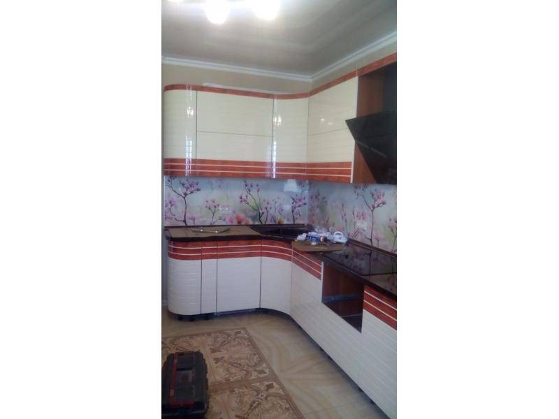 угловая кухня с плавными фасадами в Кургане