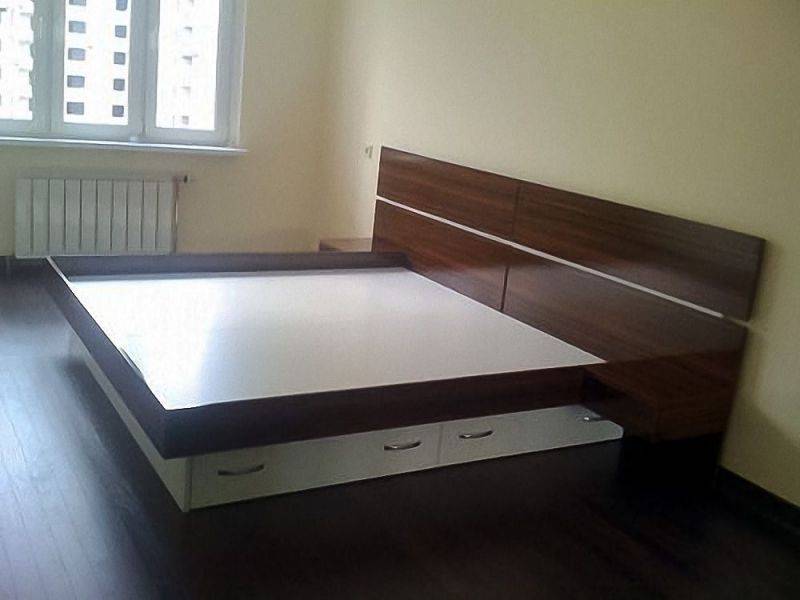 высокая двуспальная кровать с ящиками в Кургане