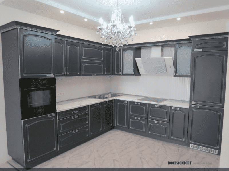 кухня в классическом стиле с крашенными фасадами гальяно в Кургане