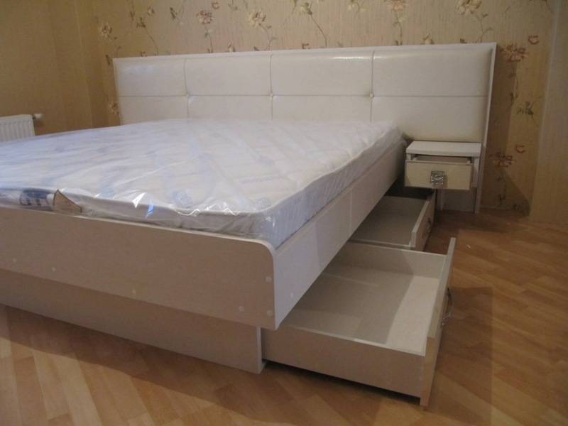 белая кровать с ящиками в Кургане