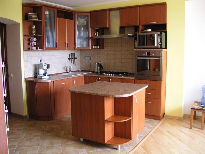 угловая кухня с островом в Кургане
