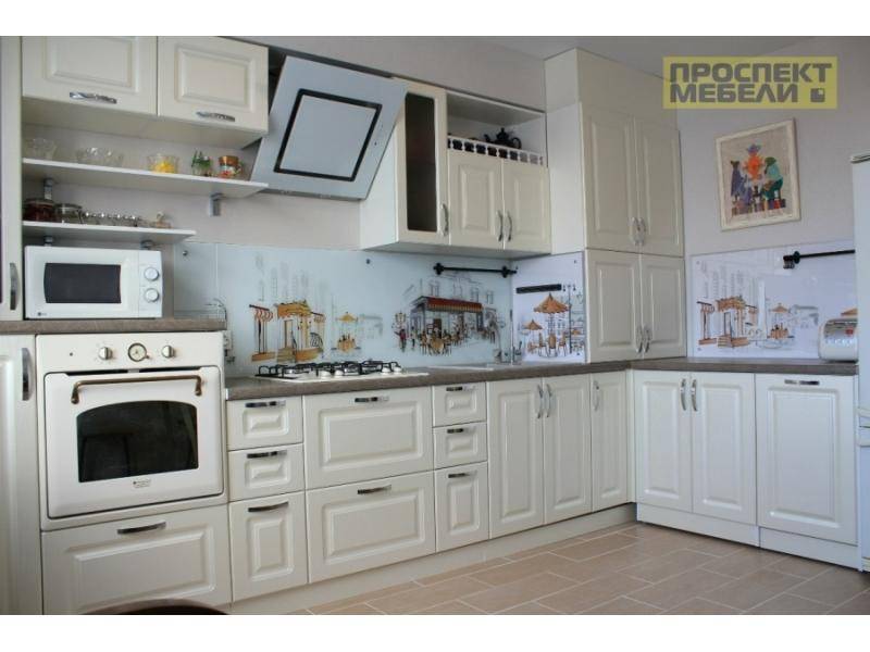 белая кухня в классическом стиле в Кургане