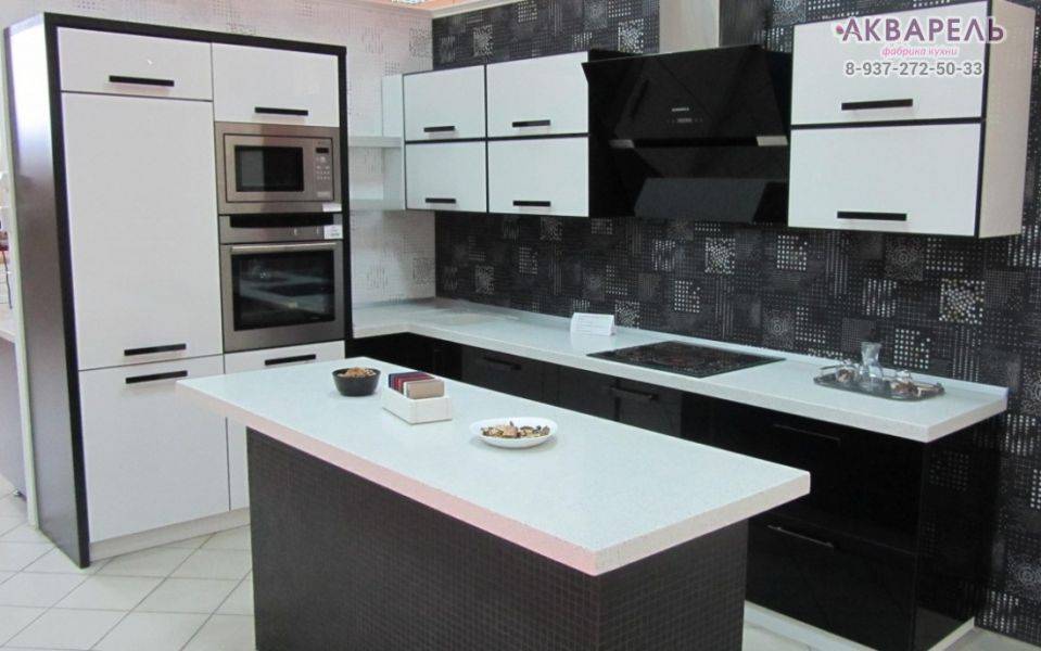 угловая кухня с островом в Кургане