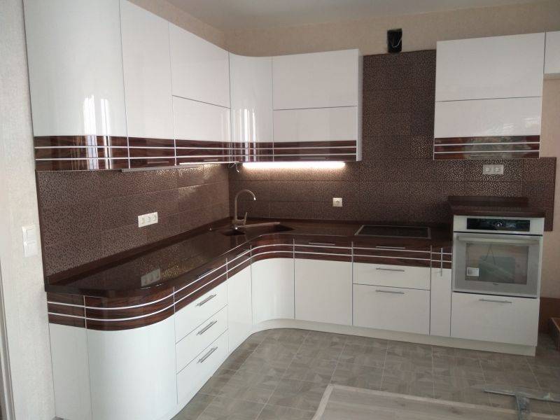 угловая кухня со вставкой из шпона в Кургане