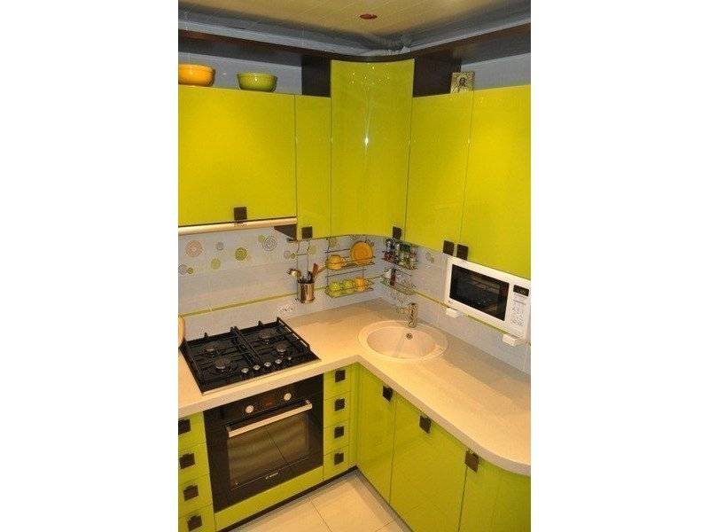 компактная кухня оливкового цвета в Кургане