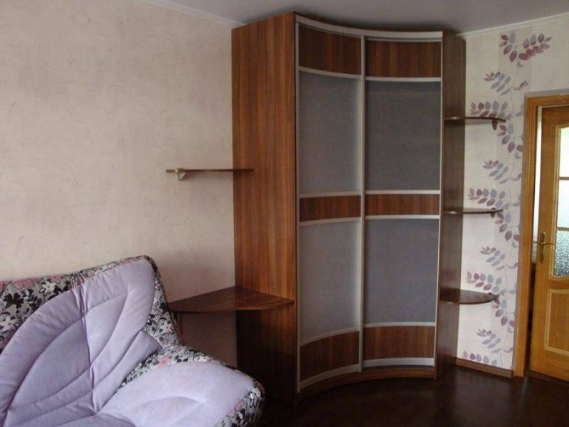 встроенный угловой радиусный шкаф в Кургане
