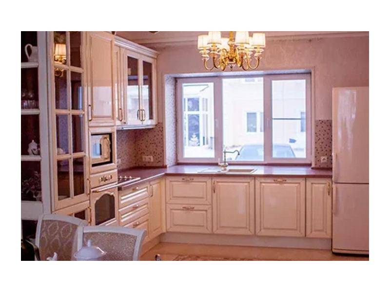 белая кухня из массива сосны в Кургане